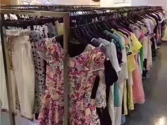 北京服裝鞋帽箱包外貿(mào)尾貨批發(fā)倉(cāng)儲(chǔ)基地 常年庫(kù)存超100萬(wàn)件